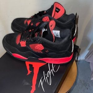 AIR JORDAN 4 RETROS RED N BLACK WORE TWICE 📌📌📌📌